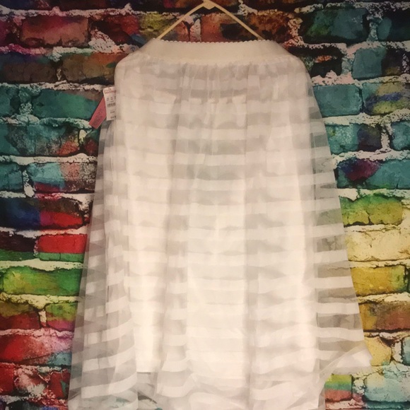 White , lightweight Below the knees skirt - Picture 3 of 3